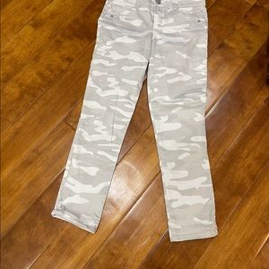 Democracy Lightvweight jean - size 4.  Light gray and cream cami pattern